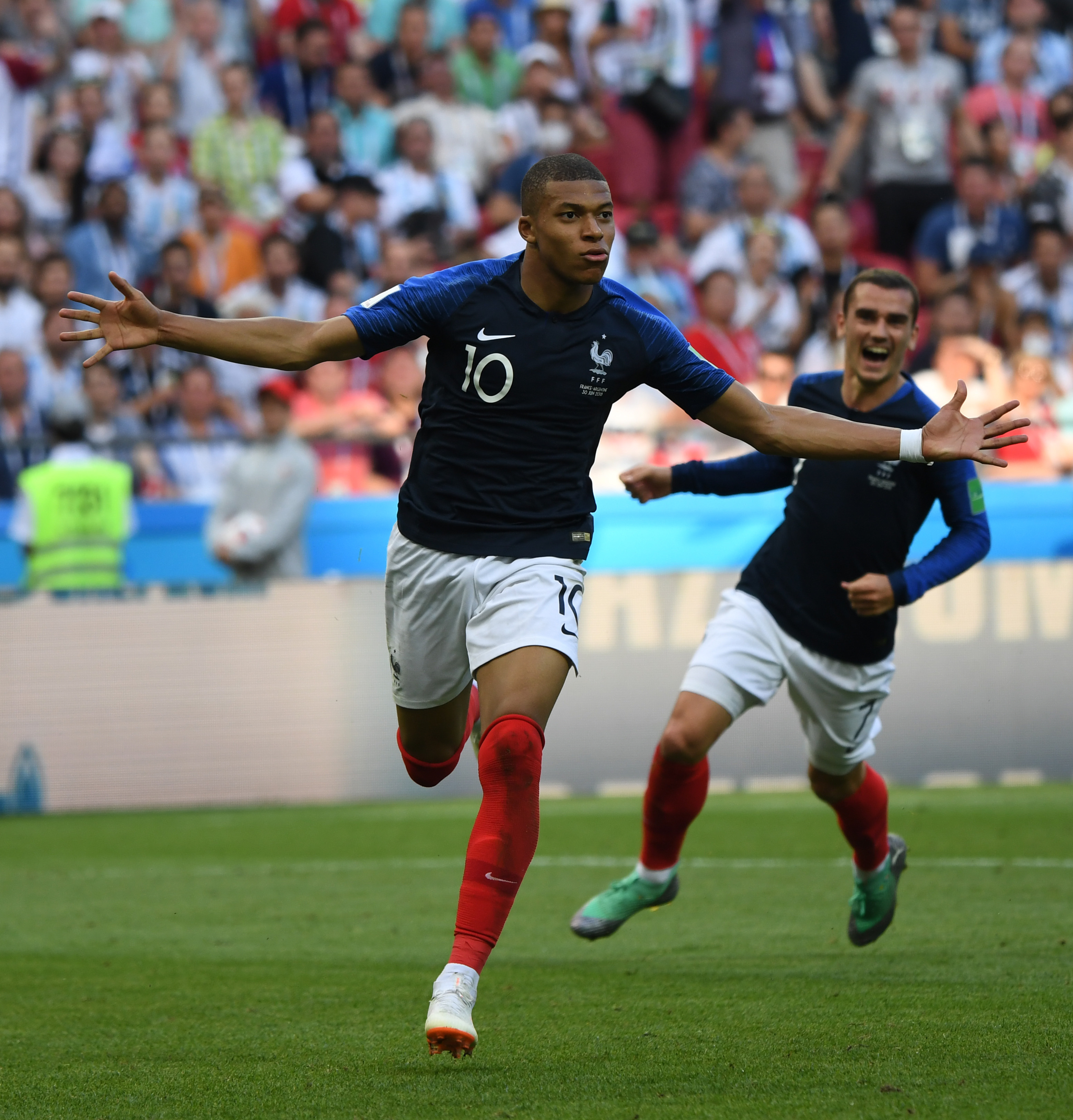 不容易！库里外线外线出手 命中自己本场首个运动战进球（艰难开张！库里外线命中本场首个运动战得分）