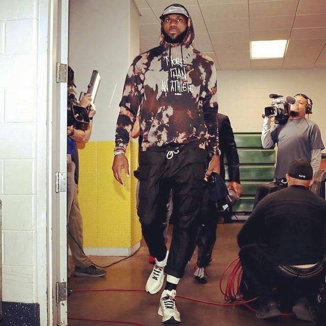 世体：巴萨否认了有意引进凯恩的报道，目前没和任何球员接触（世体：巴萨驳斥有意引进凯恩传闻，称目前未与任何球员接触）