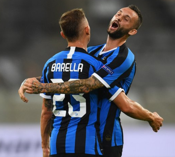 杜兰特关键中投命中，全场欢呼（杜兰特关键中投得手，全场沸腾）