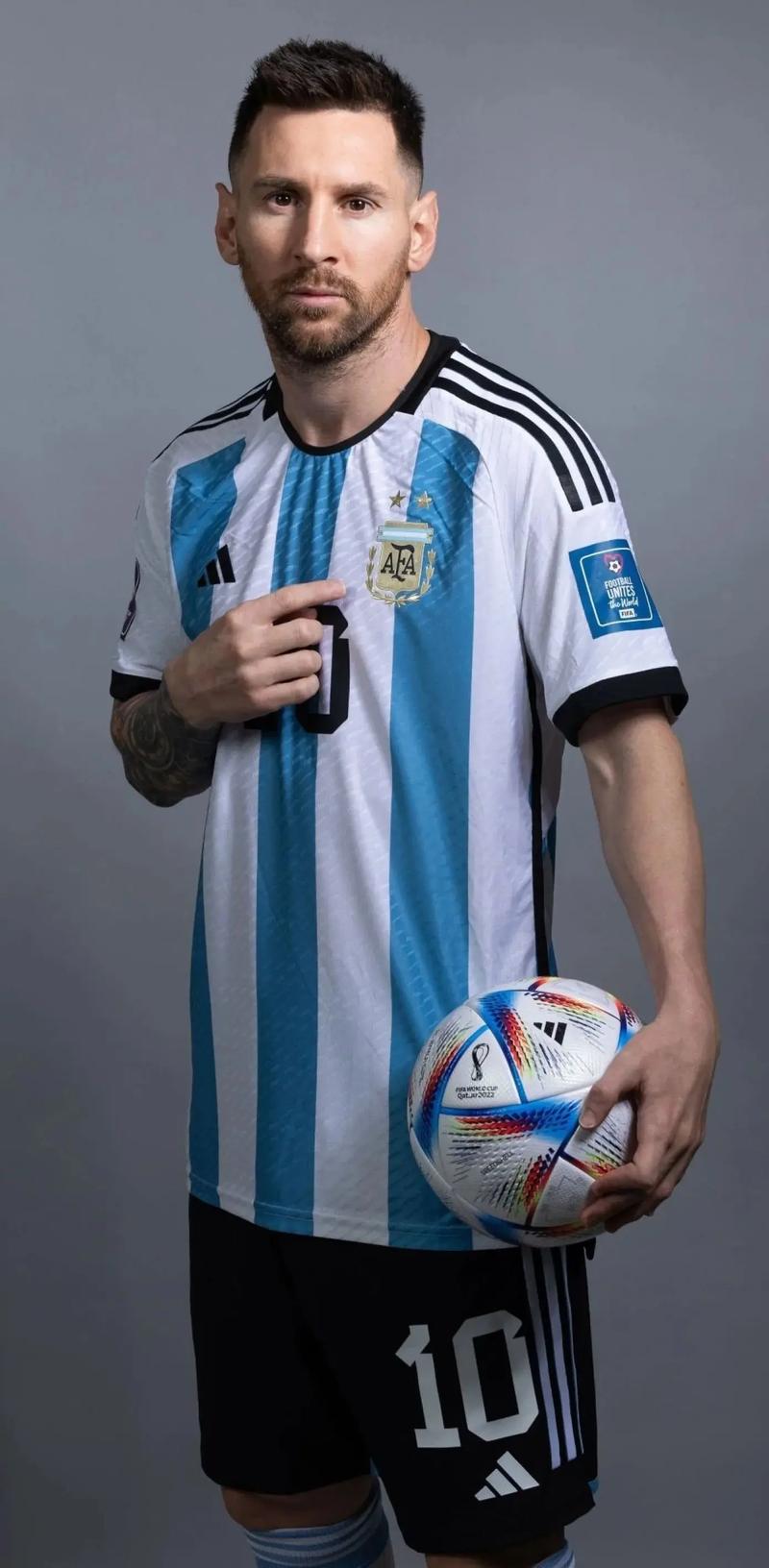 体图：厄兹詹将自由身离队，多特原本能用他加1000万签谢尔基（体图：厄兹詹或将自由身离队，多特曾可用其外加1000万签下谢尔基）