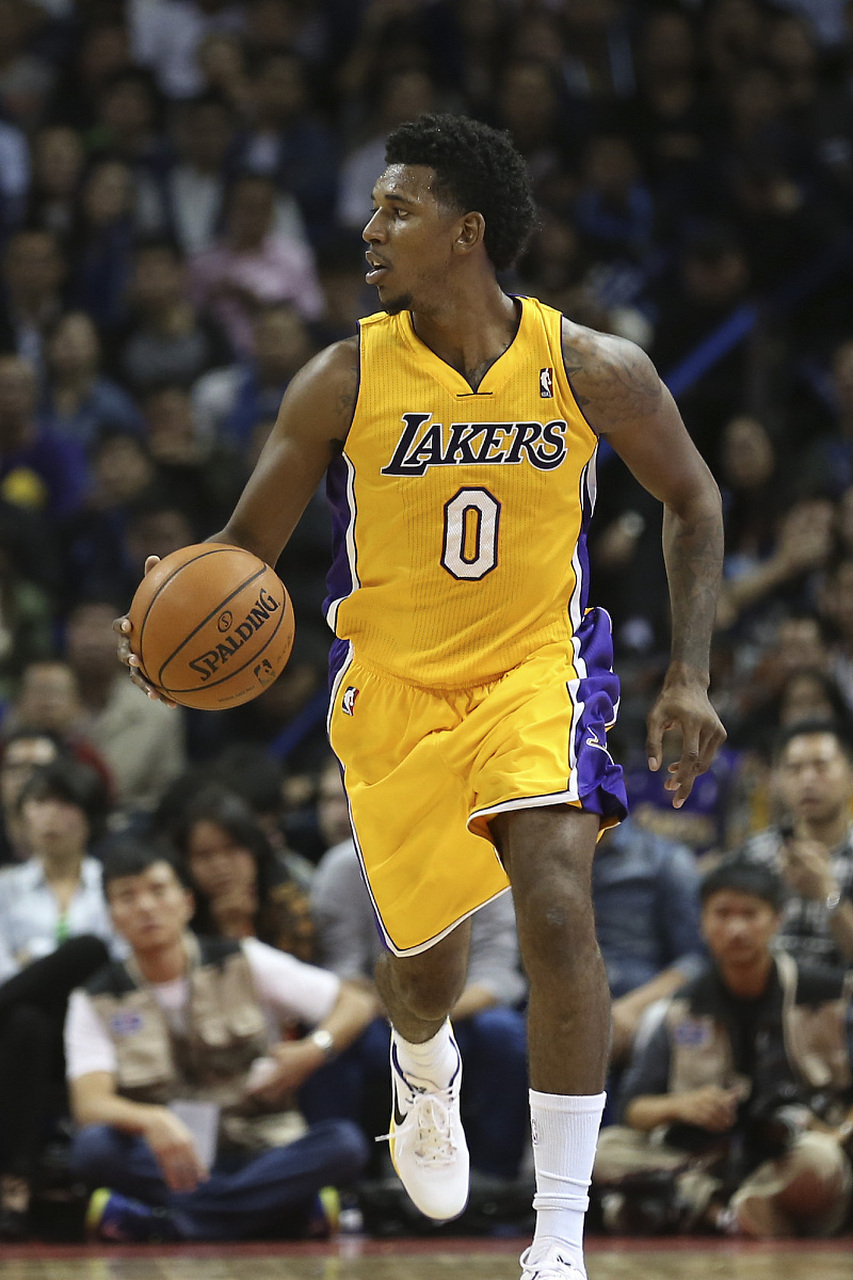 广东男篮防守稳固力克上海（广东男篮凭坚实防守击败上海队）