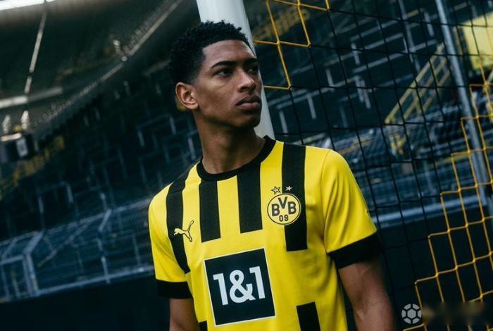 出战G联赛！杨瀚森入场一身浅色运动穿搭 卫衣上印着自己名字（杨瀚森出征G联赛，浅色运动装亮相，卫衣印有姓名）