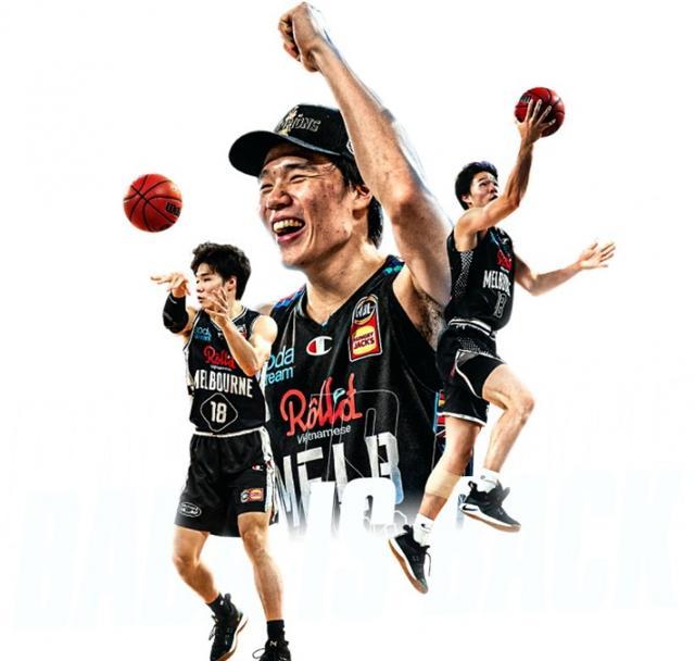 U22国足力克韩国U22，球迷在球员谢场时高喊“雄起”（U22国足击败韩国U22，谢场之际球迷齐声高呼“雄起”）