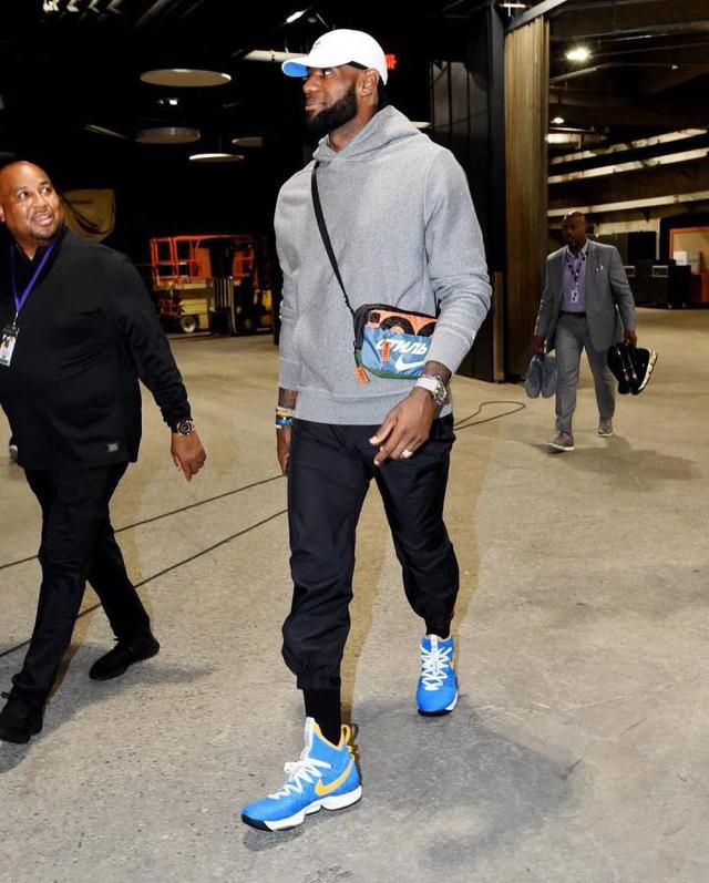 体坛记忆｜独行侠战胜热火 ！浓眉哥狂砍17+17（体坛回顾｜独行侠击败热火，浓眉轰下17分17篮板）