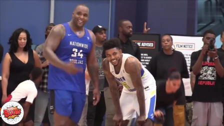 热刺全队已经抵达韩国，孙兴慜、梁民革举韩国国旗合照（热刺全队抵韩，孙兴慜与梁民革举国旗合影）