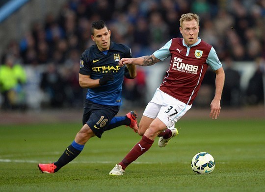 篮球CBA赛场出现冲突，裁判提前终止比赛（CBA赛场爆发冲突，裁判提前吹停比赛）