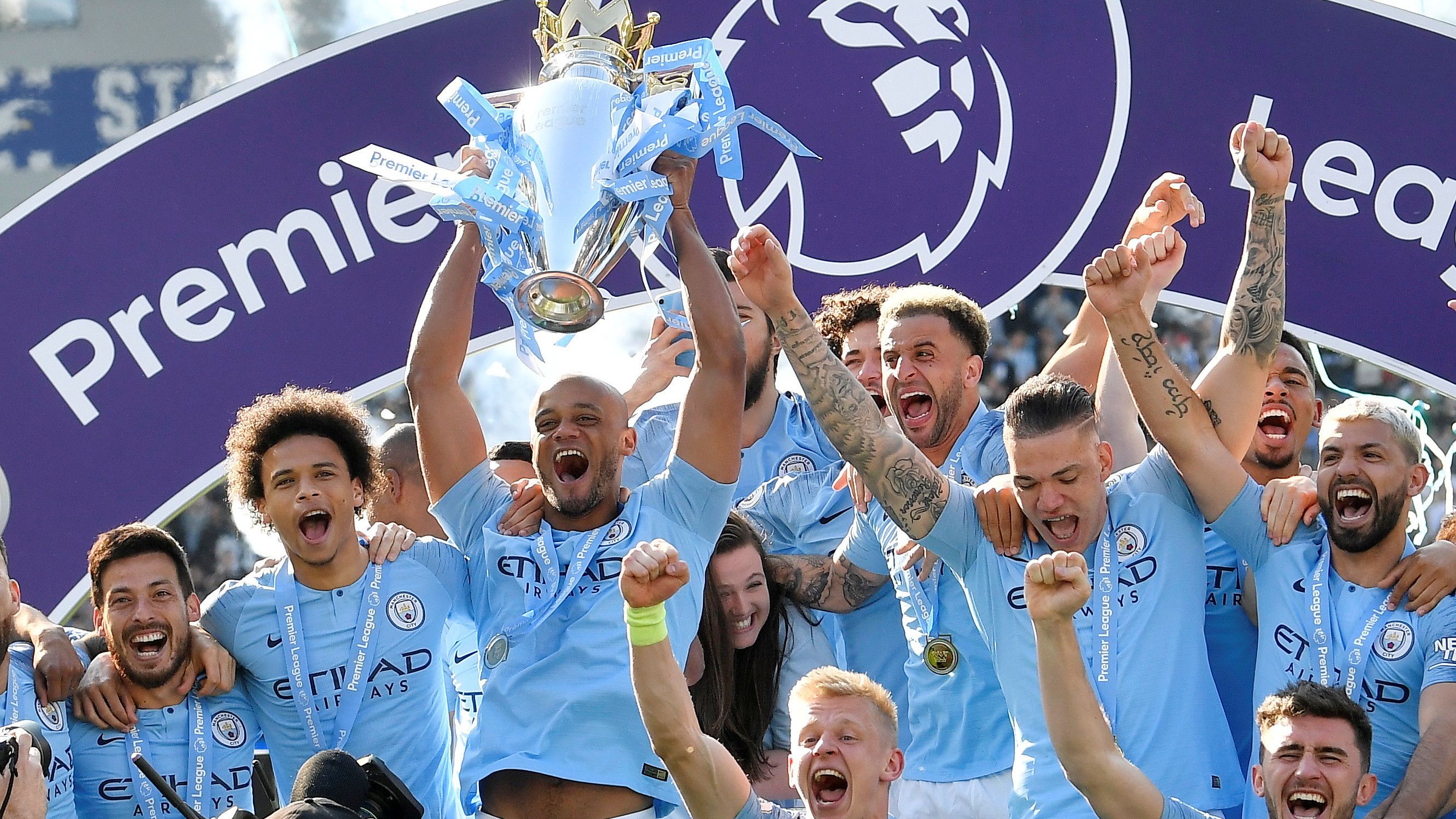 英国女歌手利帕现场观看阿根廷国家德比，并与里克尔梅合影（英国歌手利帕现身阿根廷国家德比，与里克尔梅合影留念）