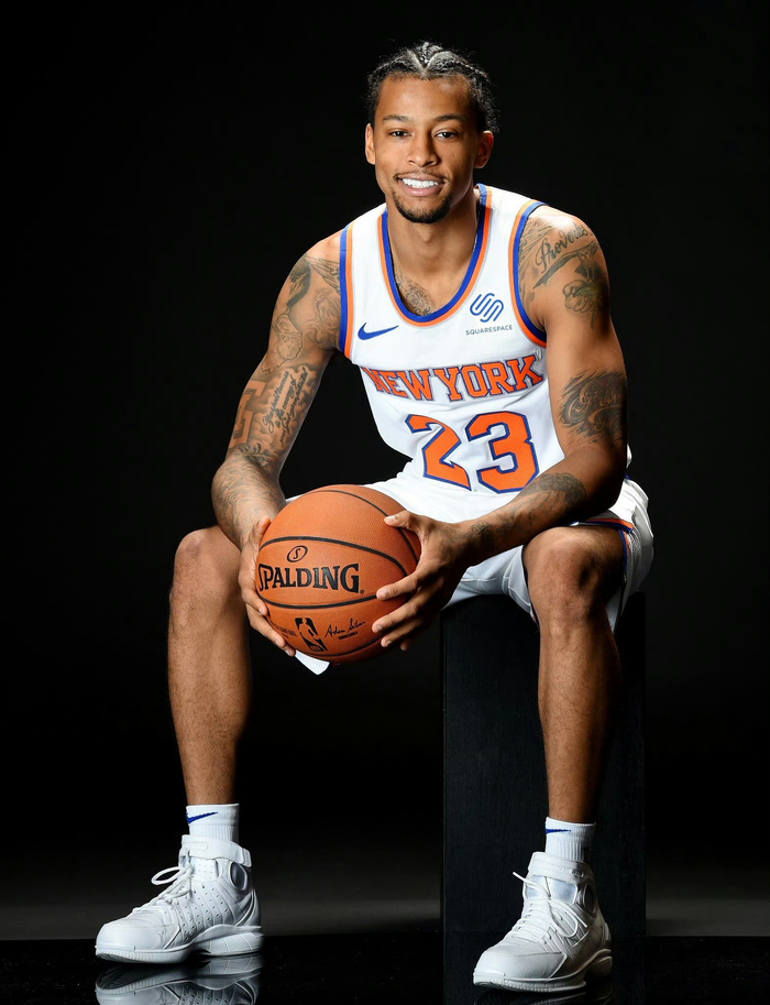 莱奥：我正在学习踢中锋，球队在场内场外都在帮助我（莱奥：正适应中锋角色，球队在场内外都在支持我）