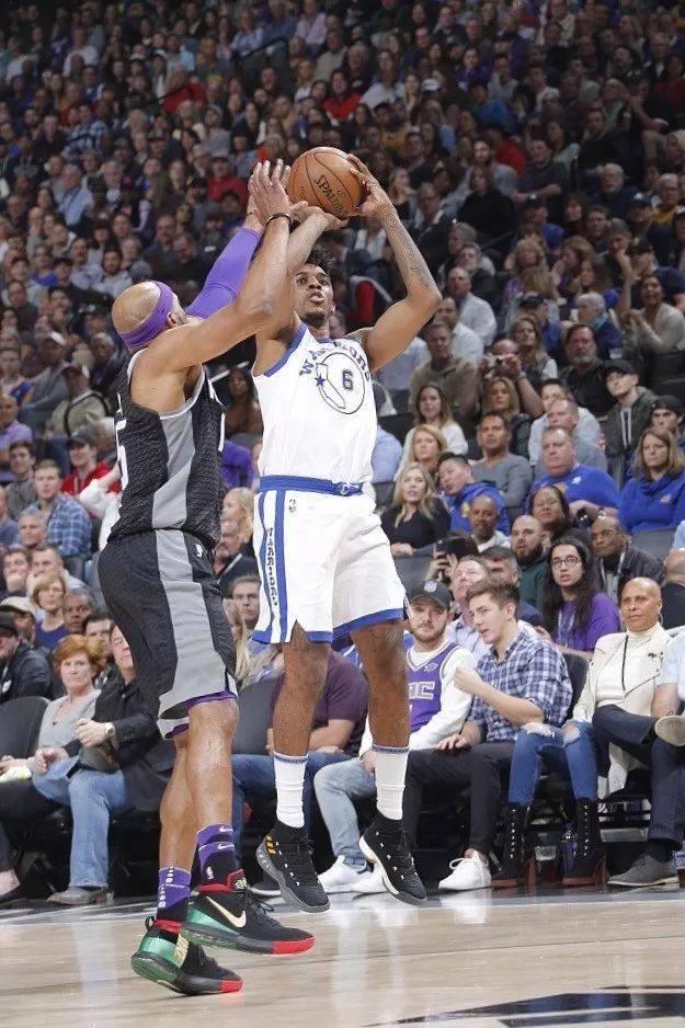 重拳打到对手没有还手之力，裁判无奈结束比赛干净版（重拳压制对手无力还击，裁判果断终止比赛(干净版)）