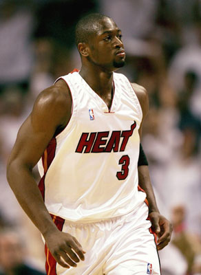 释怀了！练不出投篮的西蒙斯，转行钓鱼连扔鱼都扔不准（看开了！投篮练不成的西蒙斯改玩钓鱼，却连抛鱼也不准）