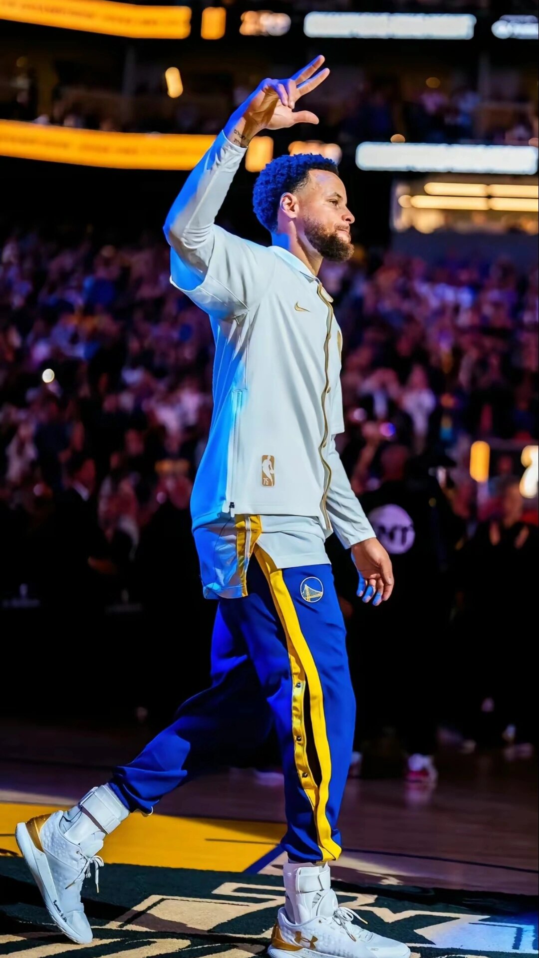 篮球篮网比赛中关键传球帮助球队取胜（篮网赛场关键助攻引领球队胜出）