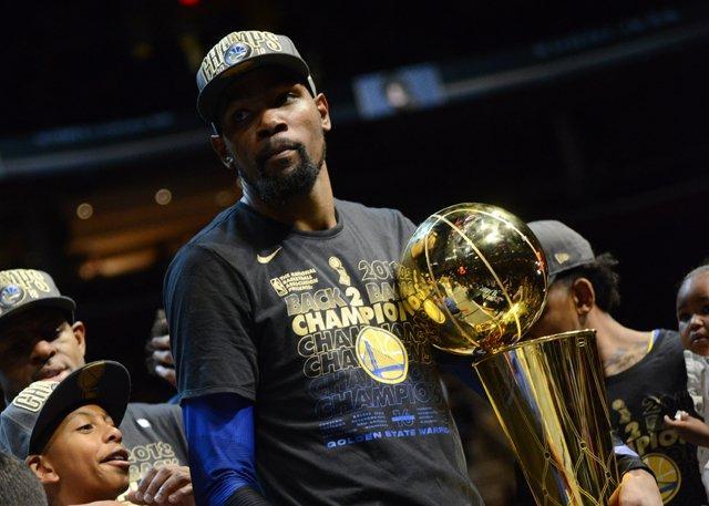 小蜘蛛：我是个好胜的人；巴黎和巴萨的兴趣？赛季结束再说吧（小蜘蛛：我天生好胜；关于巴黎与巴萨的传闻，赛季结束后再谈）