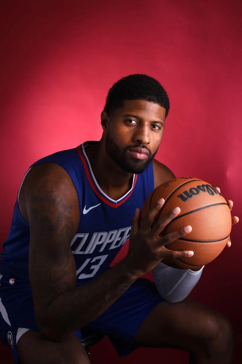 上港队客场对阵柔佛，面临阵容不整、实力不足的挑战，目标为平局。（上港客战柔佛：阵容不整、实力处下风，以保平为先）