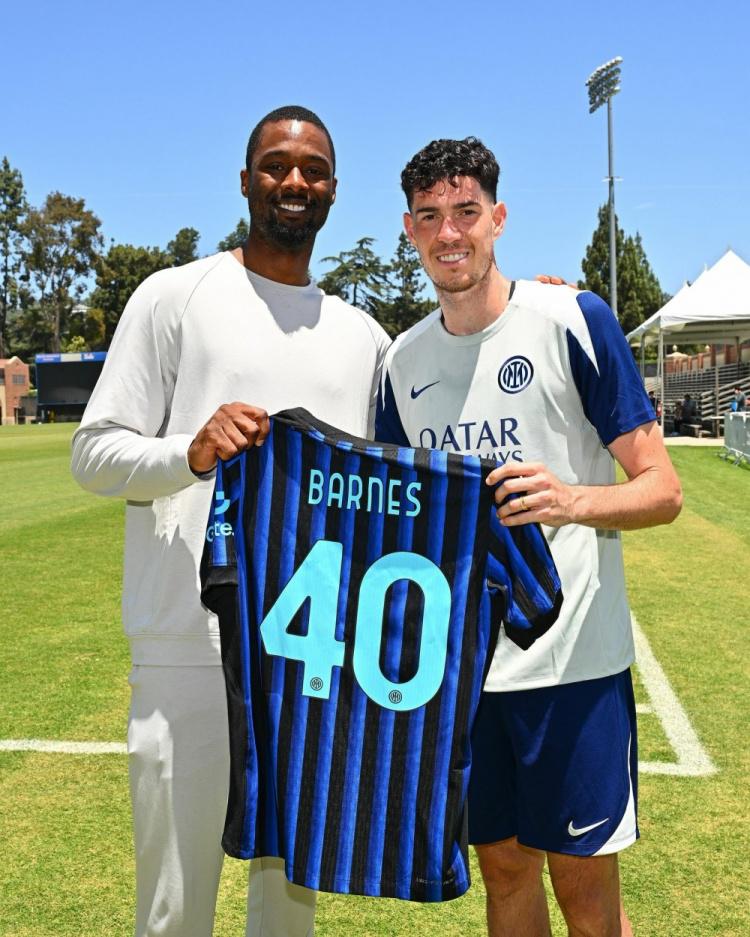 马卡：维尼修斯和皇马续约谈判远未达成，期限与年薪上有分歧（马卡报：皇马与维尼修斯续约受阻，合同期限与年薪尚未谈拢）