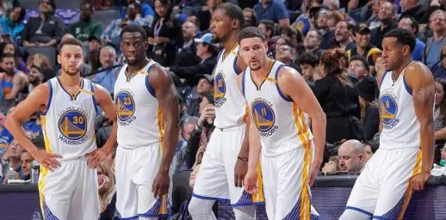 足球世界杯举办地更新交通方案，为球迷让路（足球世界杯主办地调整交通方案，优先保障球迷出行）