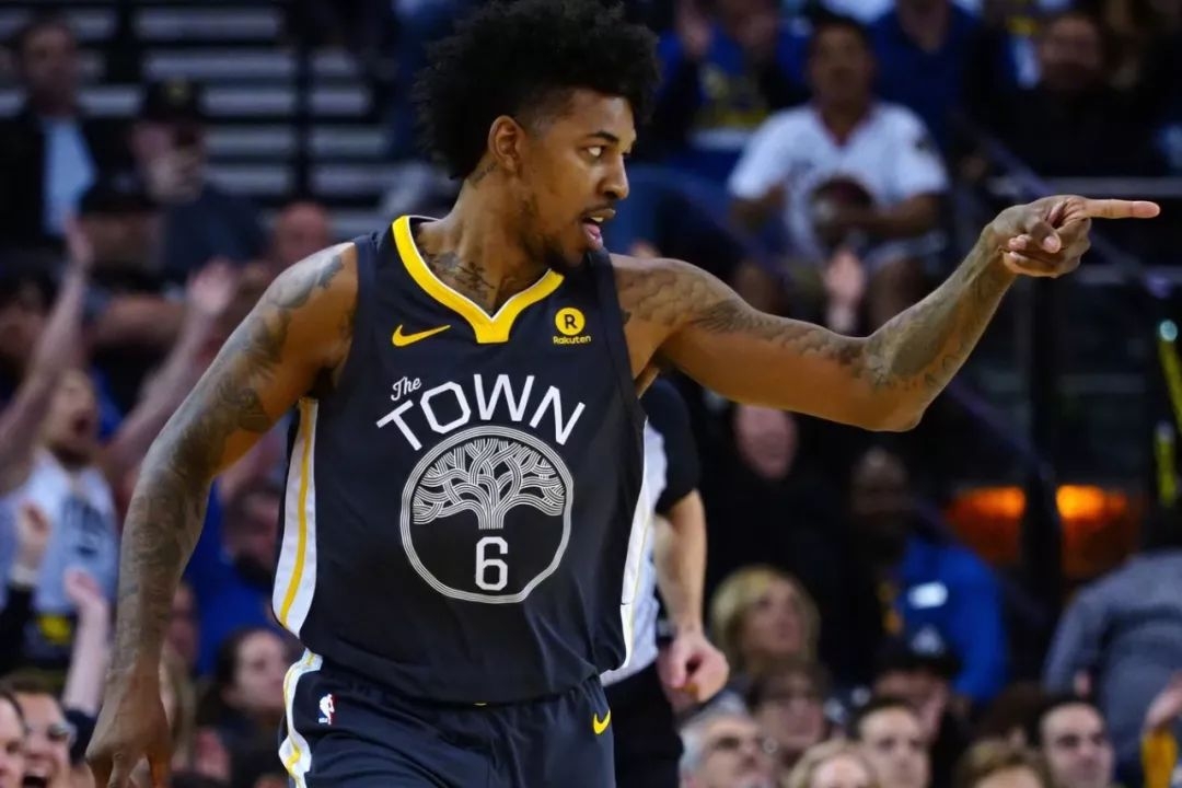 国米尤文争夺曼城后卫阿克！蓝月亮冬窗标价3500万欧（阿克冬窗标价3500万欧，国米与尤文争抢曼城中卫）