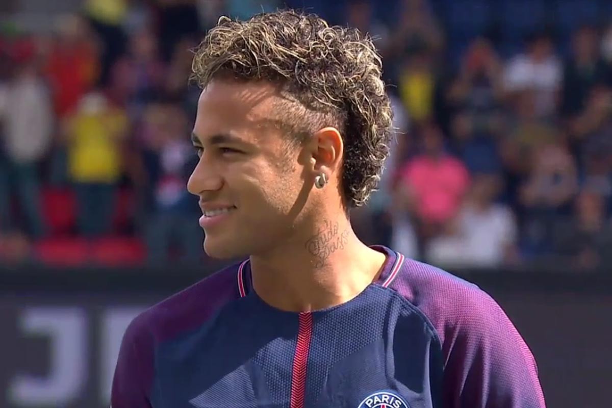 欧联比赛中一球员嘲讽对手鼻子形状，多名队友上前打抱不平（欧联赛场突发口角 球员讥讽对手鼻型 多名队友上前力挺）