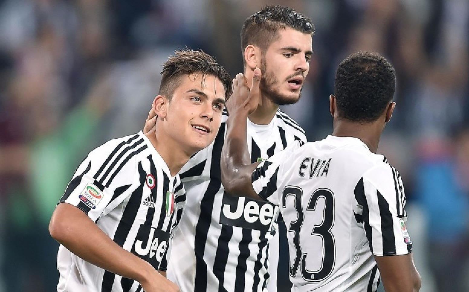 詹姆斯篮板抢断关键时刻锁定胜局（詹姆斯关键时刻抢板断球，锁定胜利）