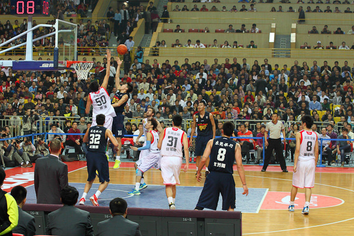 欧文突破防守助攻制胜（欧文强突撕裂防线送出制胜助攻）